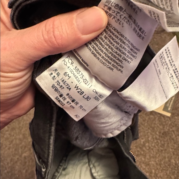 Classic Mid Rise Levi’s - Picture 5 of 5